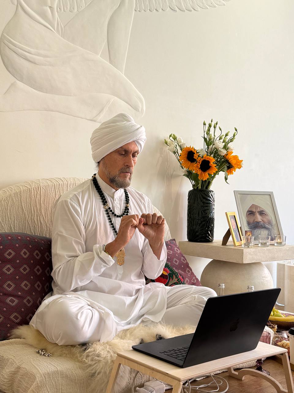 Фото ведущих курс